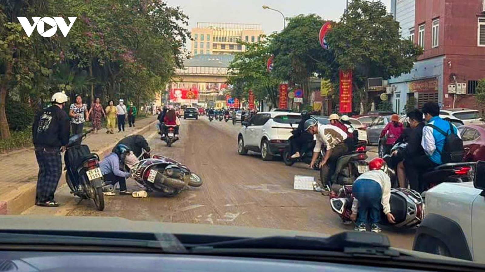 Tìm ra "thủ phạm" khiến hàng loạt người và xe té ngã trên đường phố Hà Nội